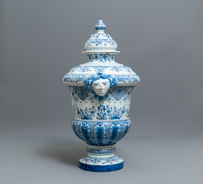 Un tr&egrave;s grand vase couvert en fa&iuml;ence de Delft en bleu et blanc, 19&egrave;me