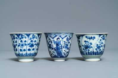 Acht Chinese blauw-witte koppen en schotels, Kangxi