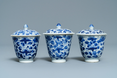 Zes Chinese blauw-witte (deksel-)koppen en schotels, Kangxi
