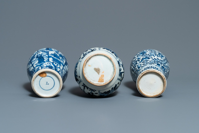 Six vases en porcelaine de Chine en bleu et blanc, Kangxi
