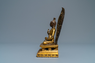 Een Sino-Tibetaanse verguld bronzen figuur van Boeddha, 17/18e eeuw