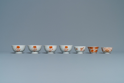 Quatorze tasses et neuf soucoupes en porcelaine de Chine en rouge de fer et dor&eacute;, Kangxi/Qianlong
