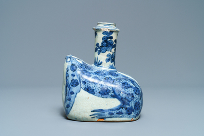 Een Chinese blauw-witte kraakporseleinen kendi in de vorm van een kikker, Wanli