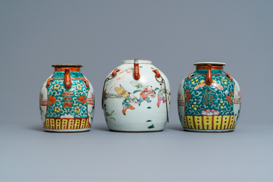 Twee grote Chinese blauw-witte en drie famille rose theepotten, 19/20e eeuw