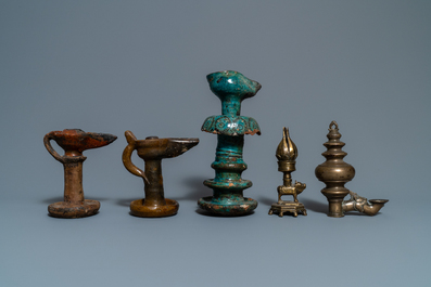 Quinze lampes &agrave; huile en bronze et c&eacute;ramique, art islamique, 16&egrave;me et apr&egrave;s