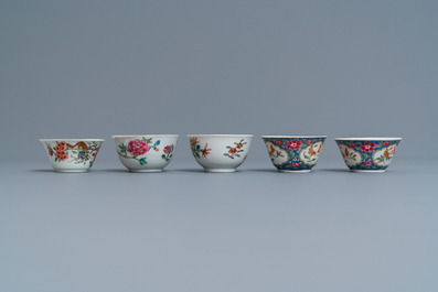 Douze tasses et soucoupes en porcelaine de Chine famille rose, Yongzheng/Qianlong