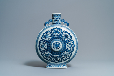 Een fraaie Chinese blauw-witte 'Bajixiang' moon flask vaas, Qianlong merk, 19e eeuw