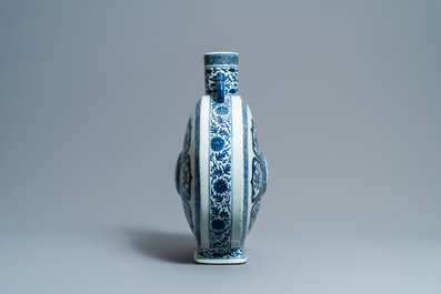 Een fraaie Chinese blauw-witte 'Bajixiang' moon flask vaas, Qianlong merk, 19e eeuw