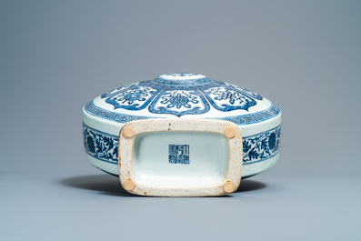 Een fraaie Chinese blauw-witte 'Bajixiang' moon flask vaas, Qianlong merk, 19e eeuw
