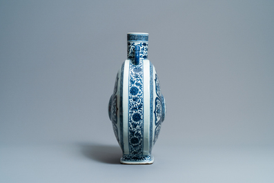Un beau vase de forme 'moonflask' en porcelaine de Chine en bleu et blanc &agrave; d&eacute;cor 'Bajixiang', marque de Qianlong, 19&egrave;me