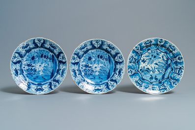 Trois plats en fa&iuml;ence de Delft en bleu et blanc &agrave; d&eacute;cor de canards, 18&egrave;me