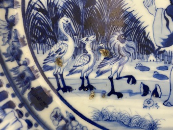 Un plat en porcelaine de Chine en bleu et blanc &agrave; d&eacute;cor 'Dames au Parasol', Qianlong