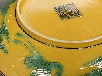Een Chinees bord met draken in groen en aubergine op gele fondkleur, Jiaqing merk, 19/20e eeuw