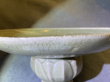 Een Chinese Yaozhou celadon kom met onderglazuur decor, Song of later