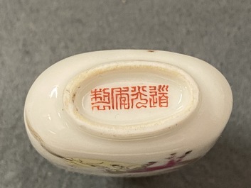 Une tabati&egrave;re imp&eacute;riale en porcelaine de Chine famille rose &agrave; d&eacute;cor 'Bajuntu', marque et &eacute;poque de Daoguang
