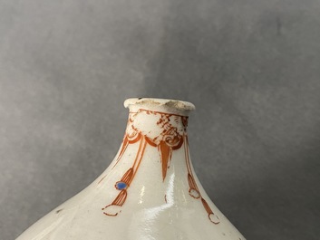 A Kakiemon-style Dutch-decorated bottle vase, Japan, Edo, 17/18th C.
