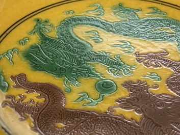 Une coupe en porcelaine de Chine &agrave; d&eacute;cor de dragons sur fond jaune, marque de Jiaqing, 19/20&egrave;me