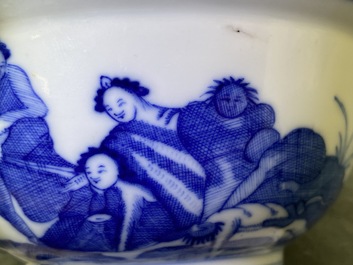 Een Chinese blauw-witte kom met een ongewoon decor met slaven, Qianlong