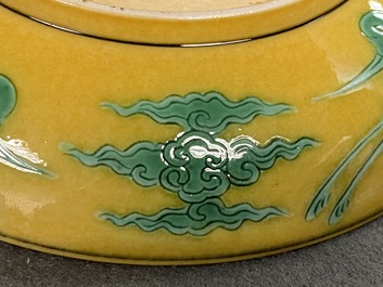 Een Chinees bord met draken in groen en aubergine op gele fondkleur, Jiaqing merk, 19/20e eeuw