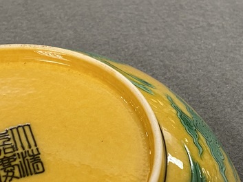 Une coupe en porcelaine de Chine &agrave; d&eacute;cor de dragons sur fond jaune, marque de Jiaqing, 19/20&egrave;me