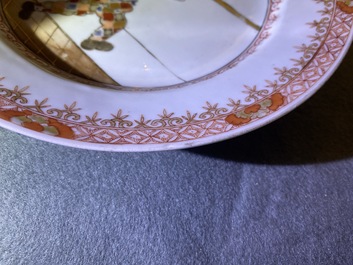 Une assiette en porcelaine de Chine du type 'South Sea Bubble' figurant l'harlequin de La Commedia dell'arte, Kangxi/Yongzheng