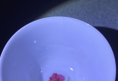Trois tasses et soucoupes en porcelaine de Chine famille rose, Yongzheng