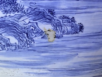 Un grand aquarium en porcelaine de Chine en bleu et blanc &agrave; d&eacute;cor d'un paysqage, Qianlong