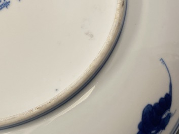 Une paire de plats en porcelaine de Chine en bleu et blanc, marque et &eacute;poque de Guangxu