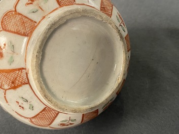 Un vase en porcelaine de Japon surd&eacute;cor&eacute; aux Pays-Bas dans le style Kakiemon, Edo, 17/18&egrave;me