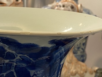 Un vase de forme yenyen en porcelaine de Chine bleu et blanc &agrave; d&eacute;cor de cerfs et grues, Kangxi