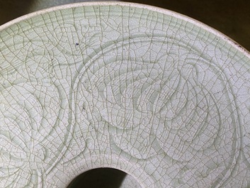 Un bol en porcelaine de Chine c&eacute;ladon de type Yaozhou &agrave; d&eacute;cor floral, Song ou apr&egrave;s