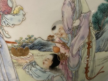 Een fraaie Chinese famille rose 'hu' vaas met onsterfelijken, Qianlong merk, ca. 1900