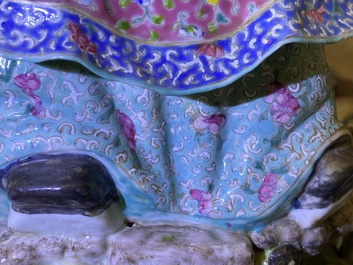 Un grand groupe d'un gar&ccedil;on sur un crabe en porcelaine de Chine famille rose, 19&egrave;me