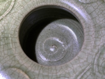 Un bol en porcelaine de Chine c&eacute;ladon de type Yaozhou &agrave; d&eacute;cor floral, Song ou apr&egrave;s