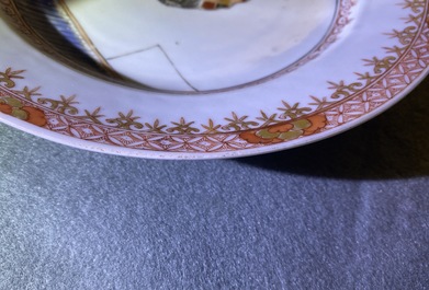 Une assiette en porcelaine de Chine du type 'South Sea Bubble' figurant l'harlequin de La Commedia dell'arte, Kangxi/Yongzheng