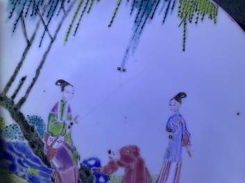 Drie Chinese famille rose koppen en schotels met figuren in een tuin, Yongzheng