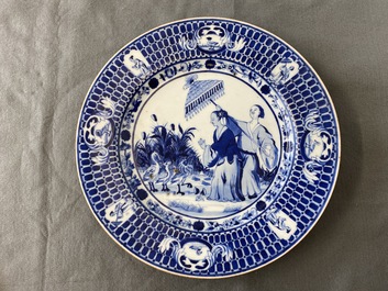 Een Chinese blauw-witte schotel naar Cornelis Pronk, 'De parasoldames', Qianlong