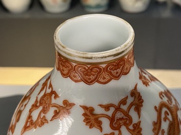 Un vase de forme double gourde en porcelaine de Chine rouge de fer et dor&eacute;, marque de Qianlong, R&eacute;publique