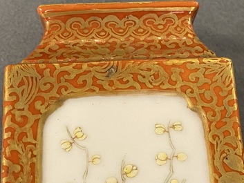Une paire de vases de forme carr&eacute;e en porcelaine de Chine famille rose, marque de Yongzheng, R&eacute;publique
