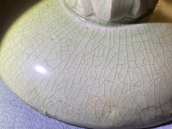 Un bol en porcelaine de Chine c&eacute;ladon de type Yaozhou &agrave; d&eacute;cor floral, Song ou apr&egrave;s