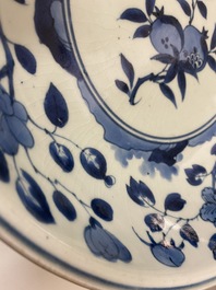 Un plat en porcelaine Arita en bleu et blanc, marque de Chenghua, Japon, Edo, 17/18&egrave;me
