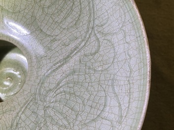 Un bol en porcelaine de Chine c&eacute;ladon de type Yaozhou &agrave; d&eacute;cor floral, Song ou apr&egrave;s