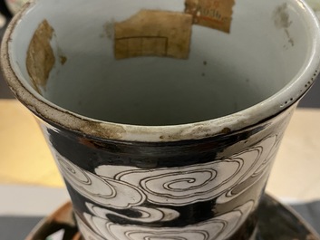 Un grand vase de forme tianqiu ping en porcelaine de Chine famille verte &agrave; fond noir, 19&egrave;me