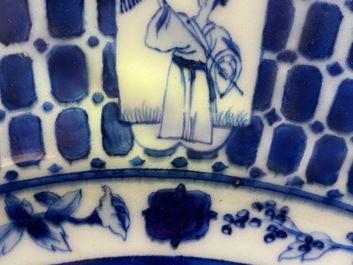 Un plat en porcelaine de Chine en bleu et blanc &agrave; d&eacute;cor 'Dames au Parasol', Qianlong