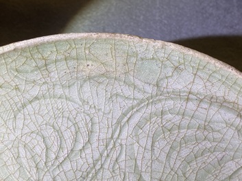 Un bol en porcelaine de Chine c&eacute;ladon de type Yaozhou &agrave; d&eacute;cor floral, Song ou apr&egrave;s