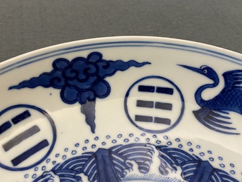 Een paar Chinese blauw-witte borden met kraanvogels, trigrammen en een draak, Guangxu merk en periode