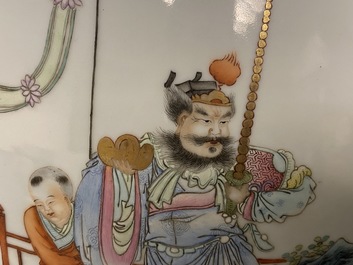 Un vase de forme hu en porcelaine de Chine famille rose &agrave; d&eacute;cor d'immortels, marque de Qianlong, 19&egrave;me