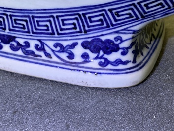 Een fraaie Chinese blauw-witte 'Bajixiang' moon flask vaas, Qianlong merk, 19e eeuw