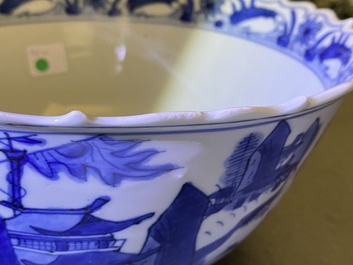 Un bol en porcelaine de Chine en bleu et blanc &agrave; d&eacute;cor d'un paysage au pagode, Wanli