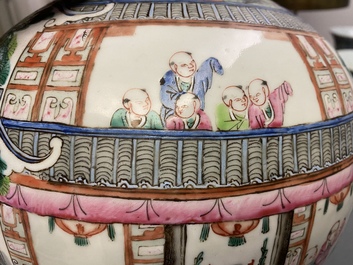 Une paire de vases couverts en porcelaine de Chine famille rose, 19&egrave;me